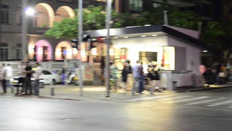 Nächtliches-Straßenbild-In-Tel-Aviv,-Israel