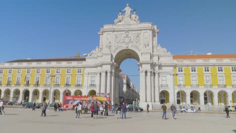 Eine-Lange-Ansicht-Des-Historischen-Gebäudes-Und-Besuchers-Der-Rua-Augusta-Arch-In-Lissabon,-Portugal