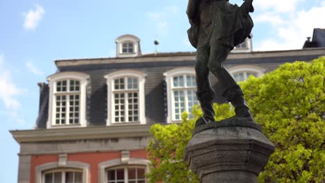 Tilt-footage-of-the-Hühnerdieb-fountain-and-monument-with-Couven-Museum-in-the-background