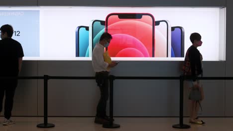 Am-Tag-Der-Markteinführung-Der-Neuen-IPhone-12--Und-IPhone-12-Pro-Telefone-Stehen-Kunden-In-Der-Schlange-Vor-Einem-Apple-Store