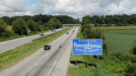 Bienvenido-Al-Cartel-De-Pennsylvania-A-Lo-Largo-De-La-Autopista,-Llegando-Por-Carretera-Desde-Delaware,-Maryland,-Nueva-York,-Ohio,-Nueva-Jersey,-Virginia-Occidental