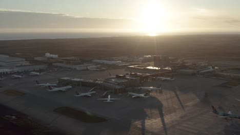Heller-Sonnenuntergang-über-Dem-Internationalen-Flughafen-In-Island-Inmitten-Globaler-Sperrung,-Luftaufnahme