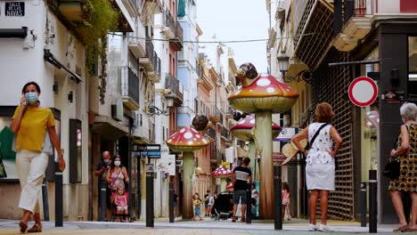 Gesperrte-Aufnahme-Von-Fußgängern-Mit-Schutzmasken-Aufgrund-Des-Coronavirus-In-Alicante,-Spanien