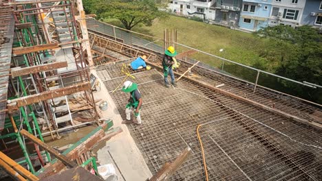 Trabajadores-De-La-Construcción-Que-Trabajan-En-El-Sitio-De-Construcción-Durante-El-Día