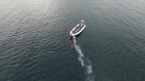 Oben-Ansicht-Eines-Motorbootes,-Das-Für-Das-Nautische-Training-Auf-Dem-Patagonischen-Meer-Eingesetzt-Wird-–-Luftaufnahme-Einer-Drohne