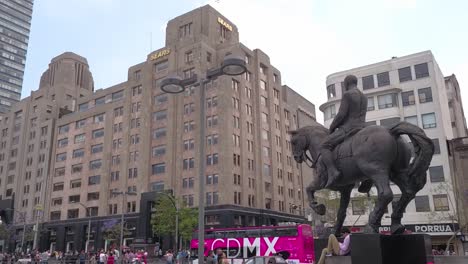 Vista-Lateral-De-Los-Edificios-Y-Esculturas-Mexicanas-Del-Palacio-De-Bellas-Artes