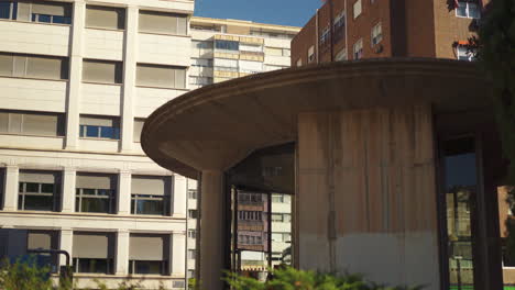 Entrada-De-Oficina-Comercial-Moderna-En-Ciudad-Española,-Bienes-Raíces-Contemporáneos