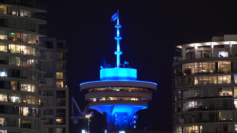 Mirador-Iluminado-De-Vancouver-En-El-Rascacielos-Del-Centro-Del-Puerto-Por-La-Noche-En-Cbd,-Centro-De-Vancouver,-Canadá