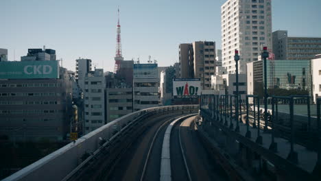 Línea-De-Monorraíl-Yurikamome-Con-Paisaje-Urbano-Y-Torre-De-Tokio-En-Japón-Durante-La-Pandemia