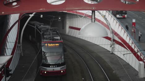 Die-Straßenbahn-Verlässt-Den-Prager-Tunnel-In-Barrandov