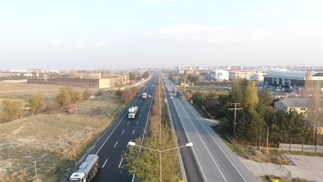 Drohnenaufnahmen-Des-Autobahnverkehrsflusses-Am-Stadteingang