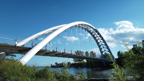 Kippen-Sie-An-Einem-Sonnigen-Sommertag-Vom-Condo-Tower-Zur-Humber-Bay-Arch-Bridge