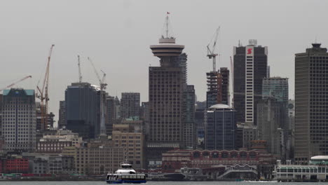 Seebus-Segelt-über-Burrard-Inlet-Mit-Bahnhof-Am-Wasser-Und-Der-Innenstadt-Von-Vancouver,-Britisch-Kolumbien,-Kanada-Im-Hintergrund