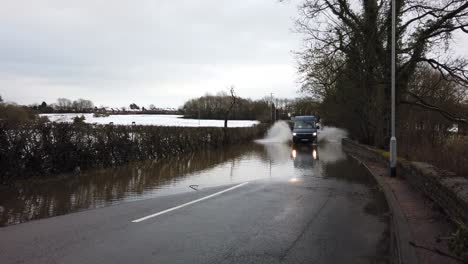 Fluss-Bollin-In-Wilmslow,-Cheshire,-England,-Großbritannien-Nach-Starken-Regenfällen-Und-über-Die-Ufer-Treten