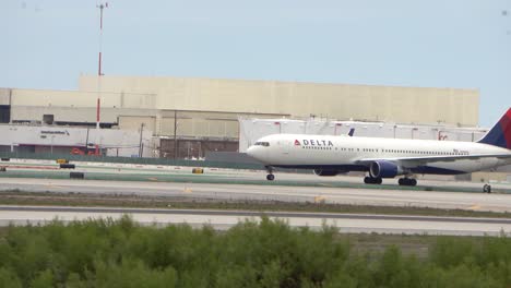 Large-airplane-preparing-to-depart