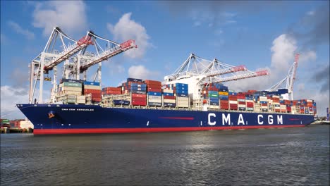 Containerschiffe-Im-Britischen-Hafen-Von-Southampton,-Handel-Und-Wirtschaft