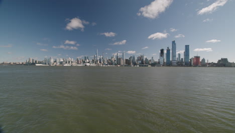 Manhattan-New-York-City-Skyline-in-the-Daytime,-View-from-New-Jersey