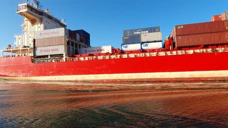 Barco-De-Contenedores-Rojo-En-Un-Río