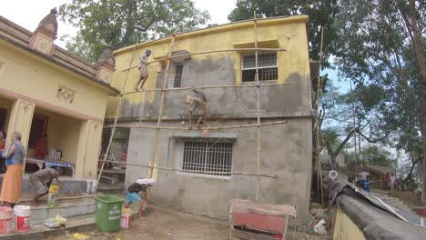 Pintores-Pintando-Paredes-En-El-Famoso-Templo-Rajrappa-En-Ramgarh