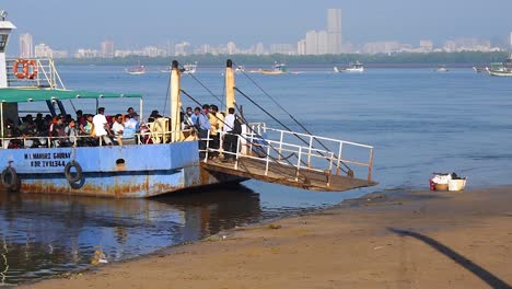 últimos-Pasajeros-O-Personas-Corriendo-En-Ferry-O-Ferry-Ro-Ro-Para-Ir-A-Otro-Puerto-De-Fondo-De-Video-Con-Hermoso-Paisaje-Y-Bahía