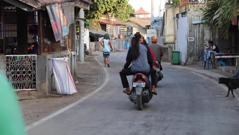 Bewohner-Fahren-Auf-Motorrädern-–-Fahren-Auf-Der-Landstraße-Des-Fischerdorfes-Gerupuk-In-Lombok,-Indonesien-–-Mittlere-Aufnahme