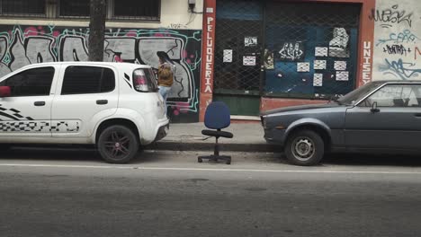 Toma-En-Cámara-Lenta-De-Una-Silla-Guardando-Lugar-Para-Que-El-Auto-Se-Estacione-En-La-Calle,-Montevideo