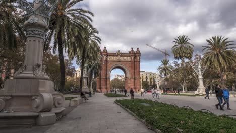 Disparo-En-Primera-Persona-A-Lo-Largo-De-La-Avenida-Del-Arco-Triunfal-En-Barcelona,-España