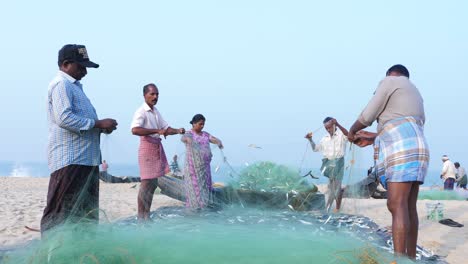 Un-Grupo-De-Pescadores-En-Alapuzha-Kerala