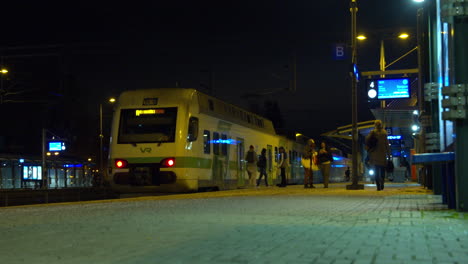 Eine-Gruppe-Von-Menschen-Rennt-Nachts-Am-Bahnhof-Kerava-Auf-Den-Zug-Zu-Und-Verpasst-Den-Zug