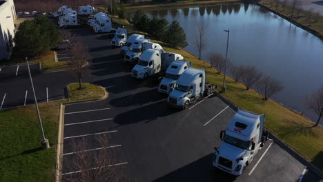 Leistungsstarke-LKW-Traktorenflotte-Auf-Dem-Parkplatz-Eines-Berühmten-Fracht--Und-Frachtunternehmens