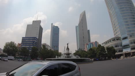 Ein-Zeitraffer-Des-Verkehrs-Rund-Um-Den-Diana-Huntress-Brunnen-In-Mexiko-Stadt-In-Der-Reforma-Avenue