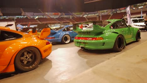 Porsche-Auf-Dem-Boden-Einer-Automesse-In-Vancouver,-Britisch-Kolumbien,-Schwenk-Nach-Rechts