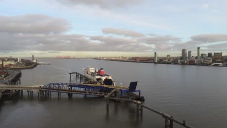 Stena-Línea-Logística-Barco-Terminal-Vista-Aérea-Birkenhead-Liverpool-Puerto-Ciudad-Paisaje-Alejarse-órbita-Derecho