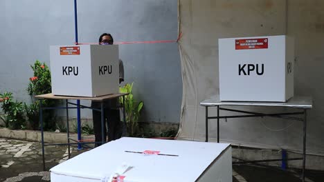 Nicht-Fokussierter-Clip,-Wahlaktivitäten-Für-Den-Bürgermeister-Oder-Regionalleiter-In-Einem-Der-Wahllokale,-Pekalongan