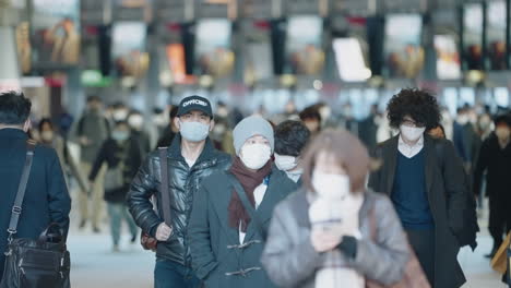 Personas-En-La-Fría-Temporada-De-Invierno-Con-Mascarillas-Corriendo-En-La-Estación-De-Metro-Shinagawa-En-Medio-De-La-Pandemia-Del-Virus-De-La-Corona-En-Tokio,-Japón
