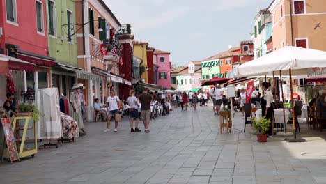 Touristen-Erkunden-Die-Innenstadt-Des-Berühmten-Burano