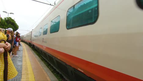 Llegada-Del-Tren-A-La-Estación-De-Tren:-Los-Vagones-Disminuyen-La-Velocidad-Y-La-Gente-Se-Acerca-A-Bordo