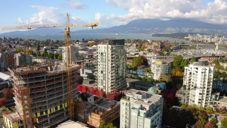 Aerial-view-of-a-construction-crane-in-the-Vancouver,-Canada-skyline