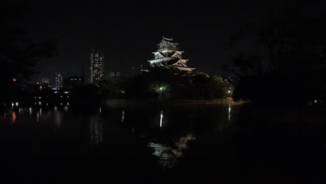 Eine-Spiegelung-Der-Burg-Hiroshima-Im-Wasser-Des-Flusses-Otagawa