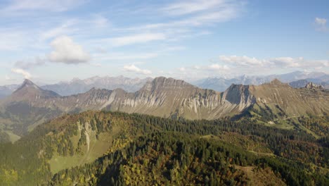 Hoher-Und-Langsamer-Drohnenorbit-Mit-Bergiger-Landschaft-Im-Hintergrund,-Herbstfarben-Le-Folly,-Die-Alpen---Schweiz
