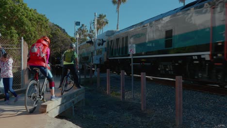 Gente-Esperando-Mientras-Pasa-Un-Tren