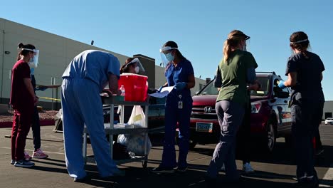 Personal-Médico-Voluntario-Que-Trabaja-En-El-Sitio-De-Distribución-De-La-Vacuna-Covid-19