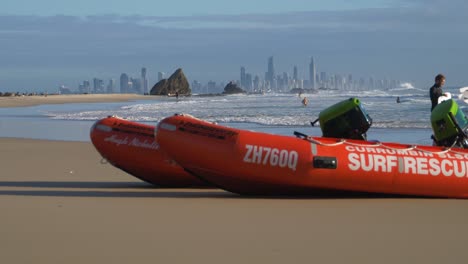 Botes-De-Rescate-Inflables-En-La-Playa---Surfistas-Con-Tabla-De-Surf-Caminando-Hacia-El-Océano-Para-Surfear---Currumbin,-Gold-Coast,-Queensland,-Australia