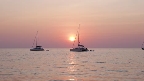 Wunderschöner-Sonnenuntergang-Hinter-Segelbooten-Im-Meer---Ultra-Zeitlupe