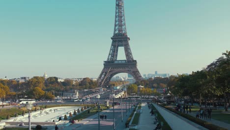 Pariser-Eiffelturm,-Weitwinkelaufnahme,-Blauer-Himmel,-Herbst