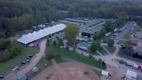 Imágenes-Aéreas-De-Un-Curso-De-Salto-En-Un-Parque-Ecuestre-En-Maryland-Durante-Una-Competencia-De-Caballos