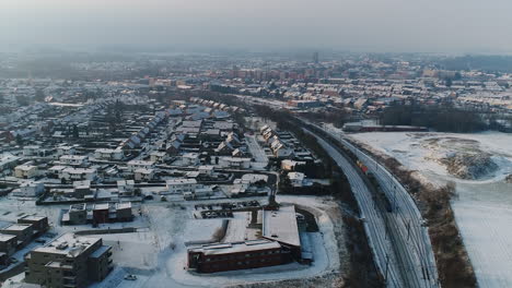 Antena:-Una-Ciudad-Y-Su-Zona-Residencial-En-Un-Día-De-Invierno-Con-Nieve