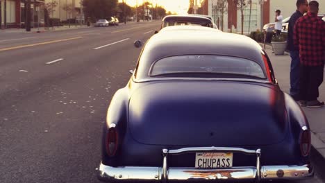 Un-Lowrider-En-La-Calle-Al-Atardecer