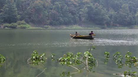 Zwei-Männer-Fahren-Mit-Dem-Boot-In-Vashal-Khadi,-Rajpipla,-Gujarat