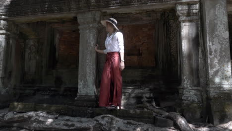 Schöne-Frau,-Die-Durch-Alte-Ruinen-Des-Alten-Steintempels-In-Kambodscha-Geht